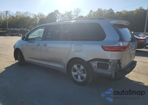 2015 Toyota Sienna Le z USA, uszkodzony, nr VIN 5TDKK3DC0FS676737